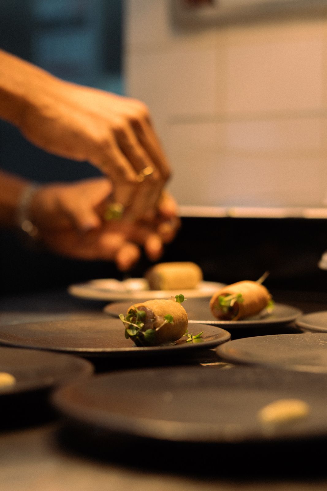 Pratos preparados na cozinha do Restaurante Kissanje